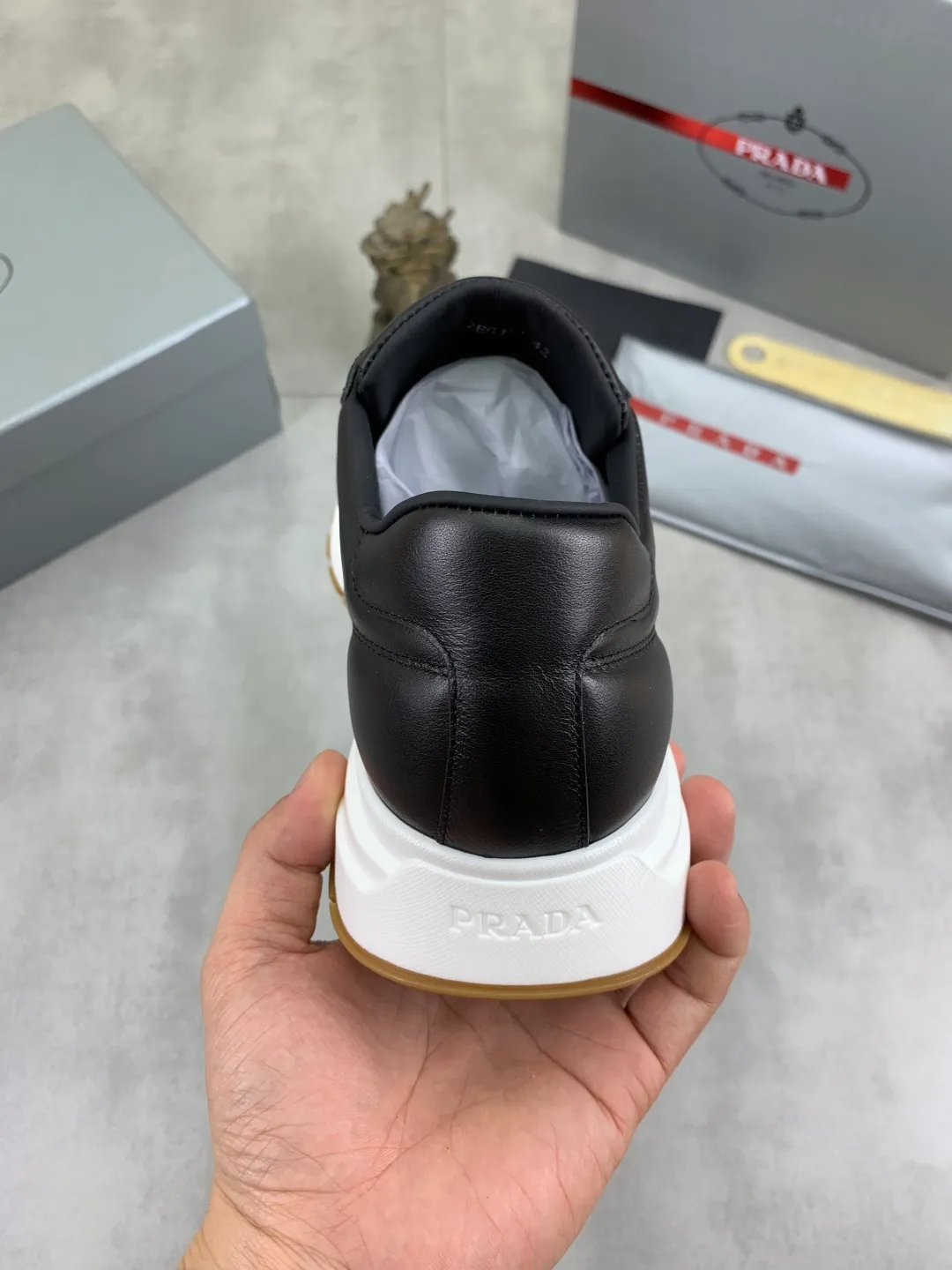 Men's shoes 💰P540 new (higher version) new PRADA (Prada) classic models are on the market at the same time, new men's shoes, 😘fabrics are selected from original imported calfskin. First layer of imported cowhide lining. The original version is awesome! 👍🏿Original open-molded non-slip PU outsole, with exquisite lines, simple and elegant, super comfortable and classy on foot, suitable for leisure travel. Code number: 38-45 (46 customized) 4️⃣ colors available